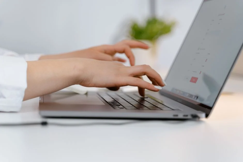 Vue rapprochée de différents documents marketing posés sur un bureau, idéale pour les échanges liés au business et à la stratégie.