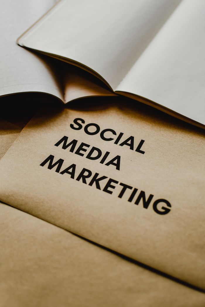 Gros plan sur des enveloppes brunes avec le texte Social Media Marketing, idéal pour les thèmes de startup.